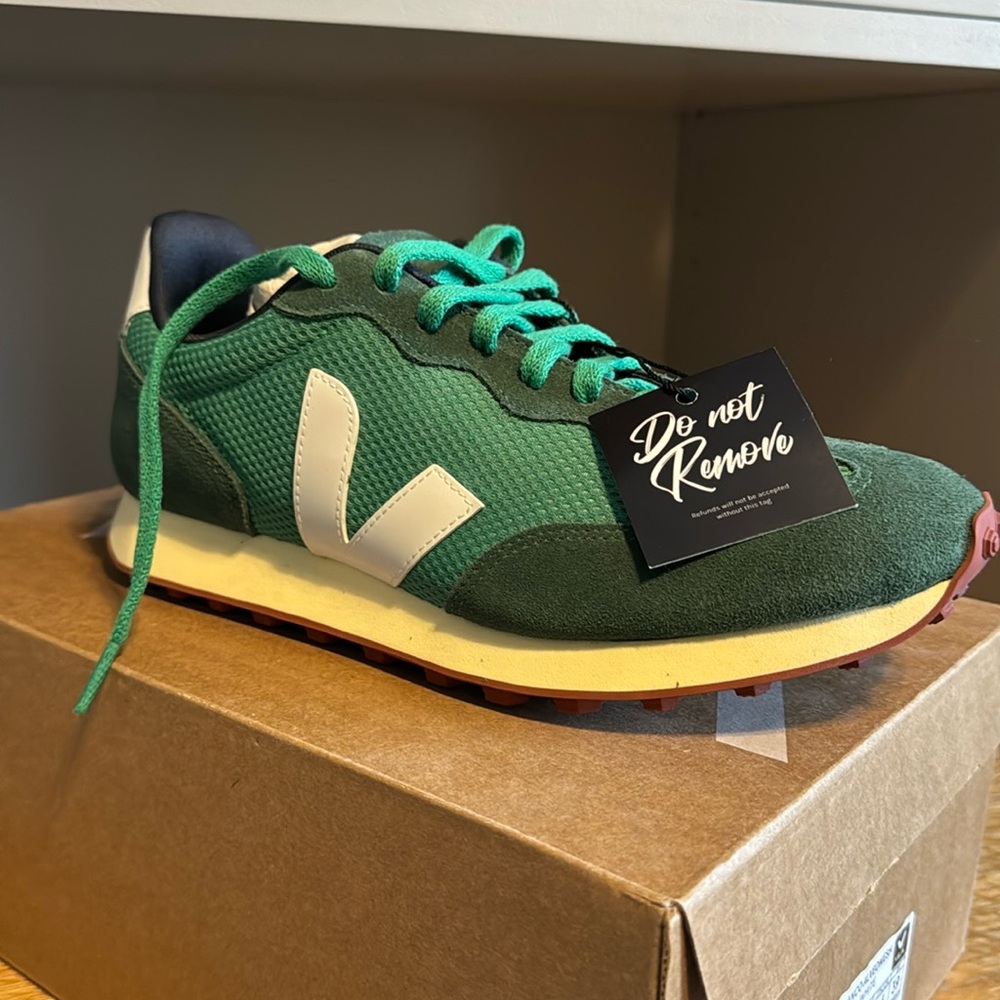 Veja Branco Green and White gum bottom. NWT